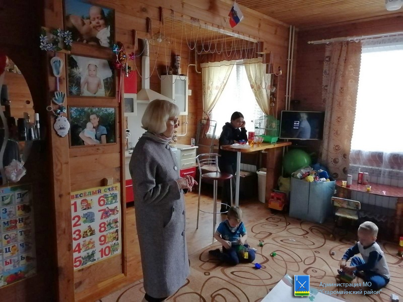 Посетили жилой дом, в котором предоставлены квартиры лицам из числа детей - сирот и детей, оставшихся без попечения родителей