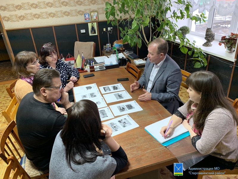 Сегодня руководитель районной Администрации В.Г. Половинкин провёл личный прием граждан в с. Дмитриево - Помряскино