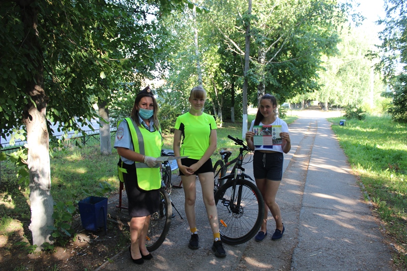 Сотрудники Госавтоинспекции и общественность района проводят профилактические беседы с велосипедистами