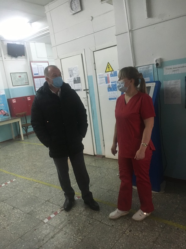 Сегодня в ходе визита Глава Администрации В.Г.Половинкин в ГУЗ «Старомайнская РБ» проконтролировал организацию процесса разведения потоков пациентов в поликлинике