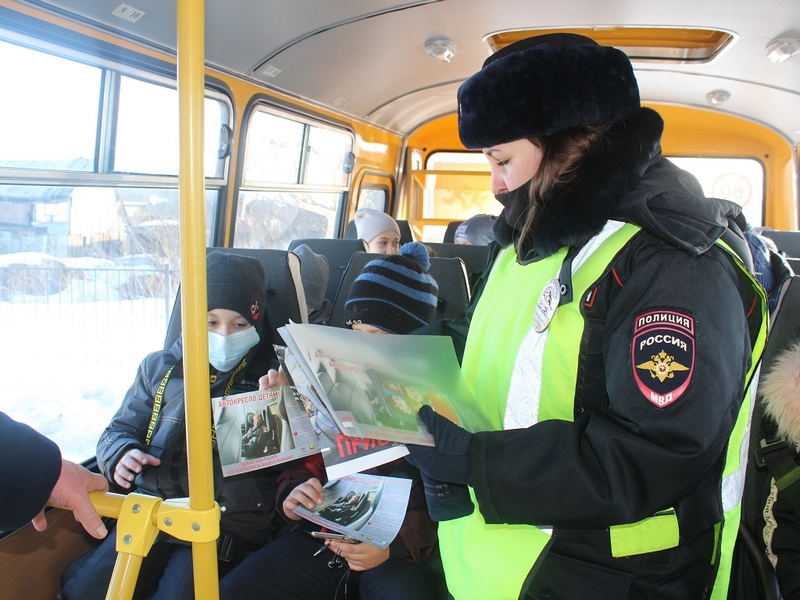 Сотрудники отделения ГИБДД МО МВД России «Чердаклинский» и юные инспектора движения провели уроки дорожной безопасности в школьных автобусах