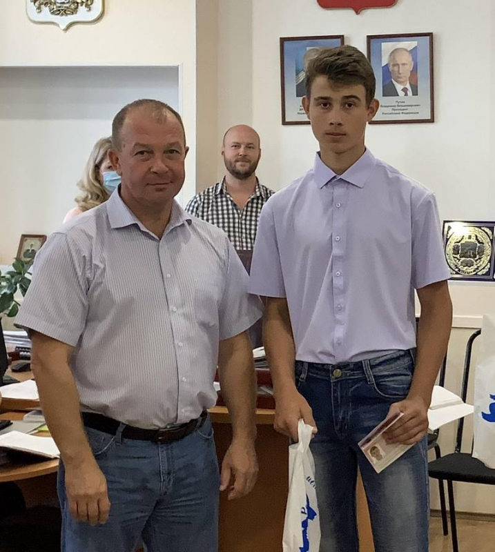 Глава администрации Старомайнского района вручил паспорта молодым жителям района